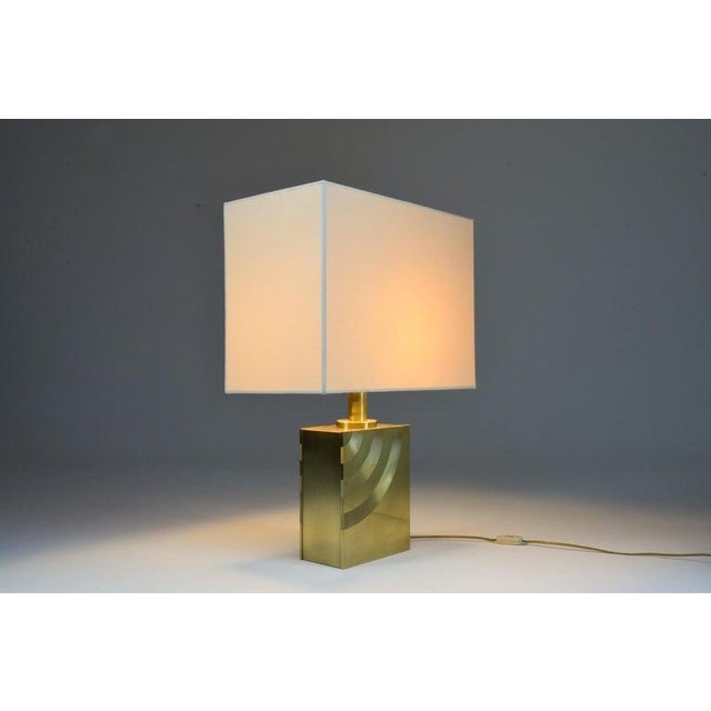 Mid-Century Modern 1970s Italian Engraved Brass Table Lamp With Fabric Shade For Sale - Image 3 of 7