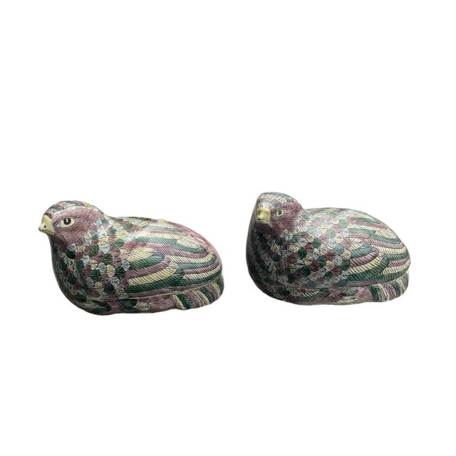 RARE Chinese Famille Verte porcelain lidded box in the shape of a nesting Quail (Qing 1644-1911). The detailed feathers...