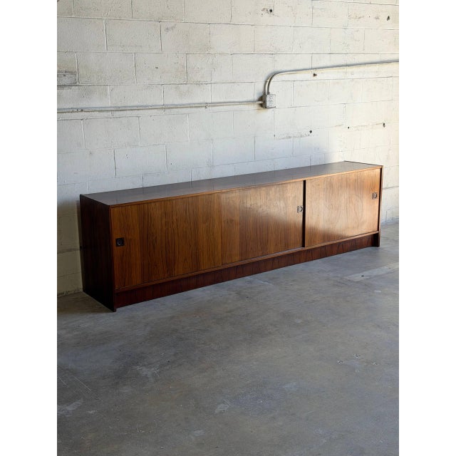 Danish Rosewood Modern Credenza Long Low Sideboard Storage Unit Furniture Denmark 1960s For Sale - Image 10 of 10