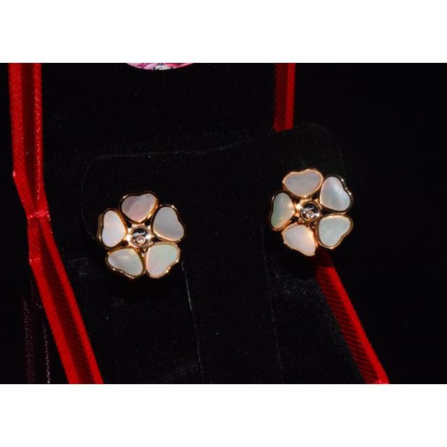 Late 20th Century Pair of Chopard Happy Hearts Flowers Diamond Mother of Pearl 18k Rose Gold Earrings For Sale - Image 10 of 15