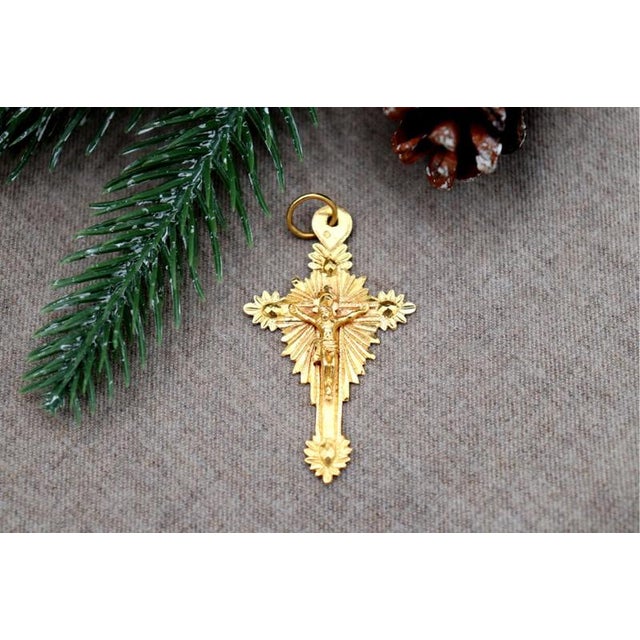 Crucifix Pendant in 19.2k Gold For Sale - Image 6 of 6