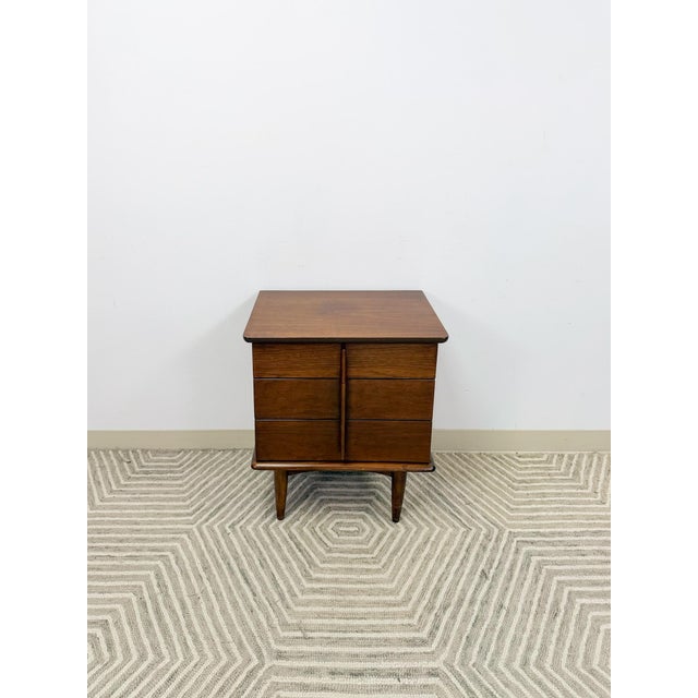 This neat vintage United Furniture mid-century modern nightstand is a well-made and characterful bedside find. The...