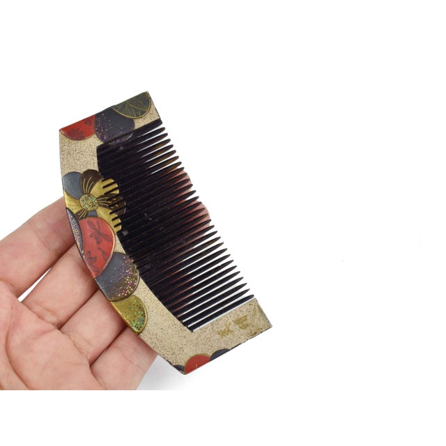 Japanese Early 20th Century Handmade Painted Japanese Maki-E Lacquer Kushi Hair Comb by Sachimitsu - Signed For Sale - Image 3 of 6