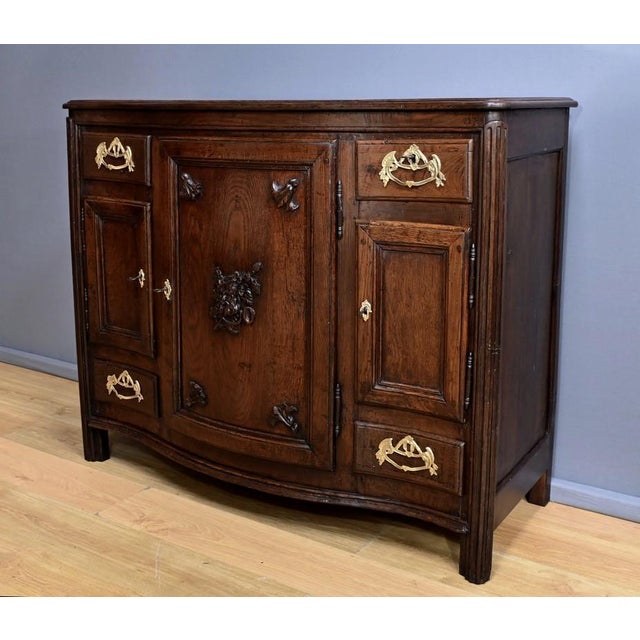 This magnificent regional oak sideboard is an elegant and functional piece of furniture that will bring a touch of rustic...