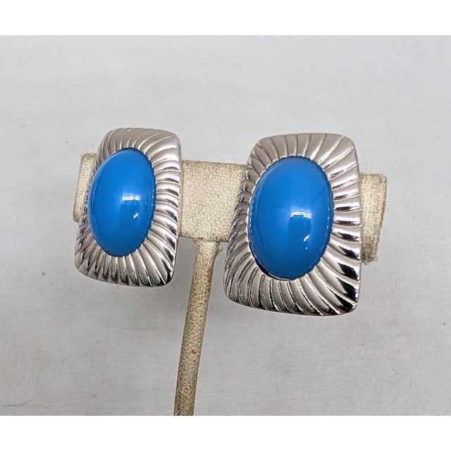 American Vintage 1980s Signed Trifari Ribbed Rhodium Plated Blue Cabochon Rhinestone Clip Earrings-2 Pieces For Sale - Image 3 of 7