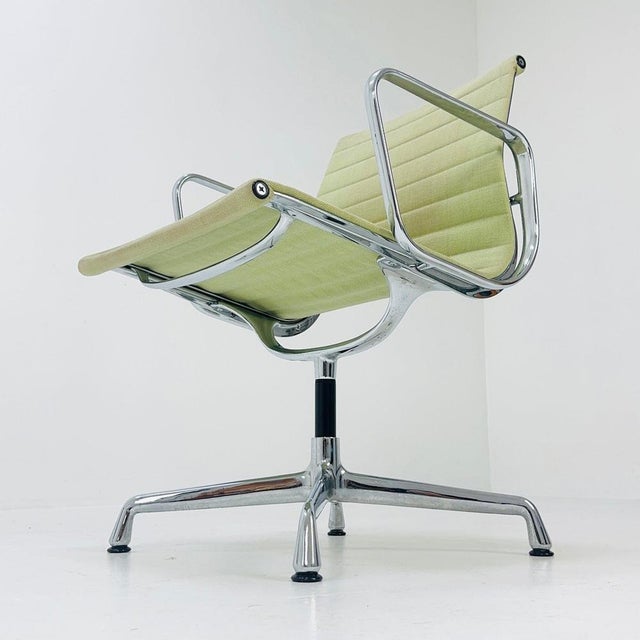 Beige Swivel Office Armchair by Charles & Ray Eames for Herman Miller, 1970s For Sale - Image 8 of 11