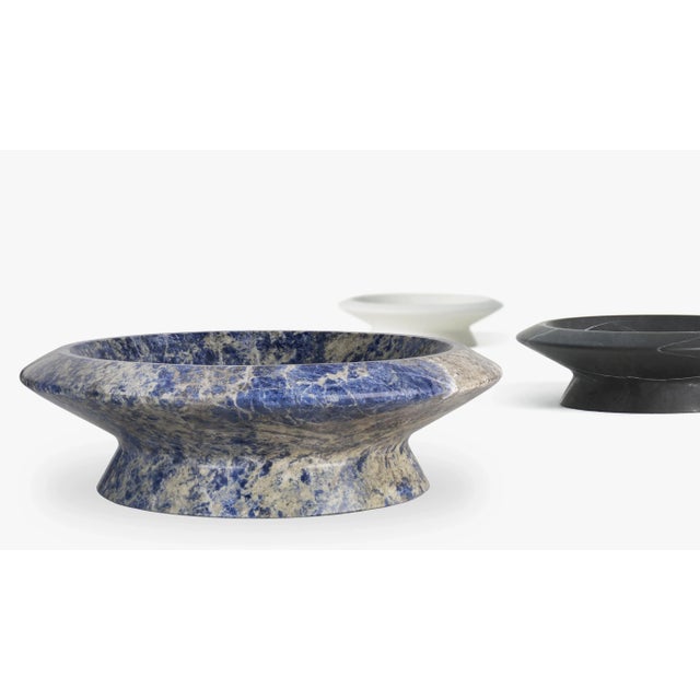 Sculptural, well-defined and multi-fold. Colominas has created a table service inspired by Angelo Mangiarotti’s soft...