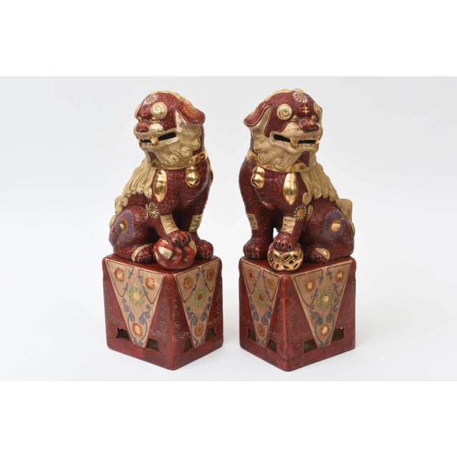 Mid-Century Modern 1950's Rare Kutani Japanese Ceramic Hand Painted 22 Carat Gold Painted Foo Dog Lions Pair Of For Sale - Image 3 of 12