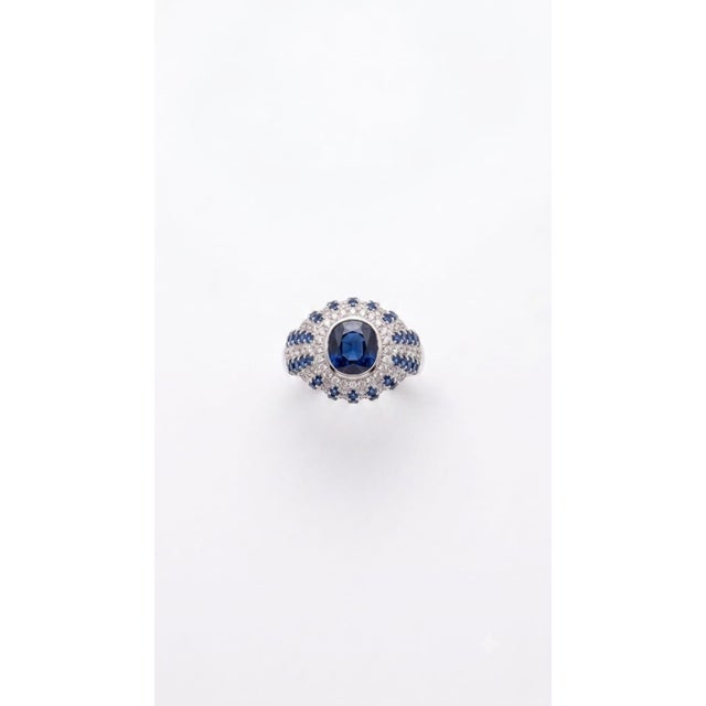 Early 21st Century Stunning 18k Gold Sapphire and Diamond Halo Cocktail Ring, New Design, Size 6 For Sale - Image 5 of 6