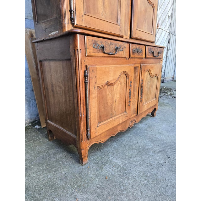 Two-Part Louis XV Cabinet in Walnut, 1760 For Sale - Image 4 of 18