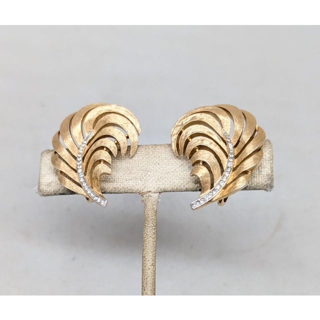 Mid-Century Modern Vintage 1960 Signed Crown Trifari Goldtone Clear Rhinestone Feather Ad Piece Clip Earrings-2 Pieces For Sale - Image 3 of 8