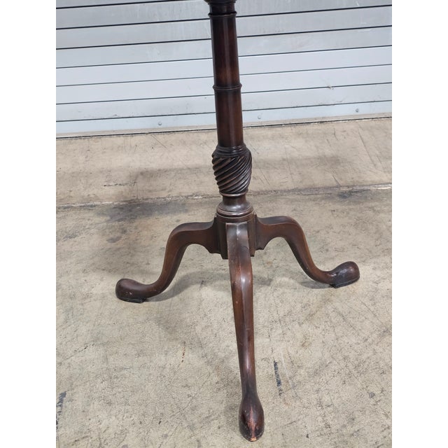 Store Item: KITTINGER Williamsburg Mahogany Square Tilt Top Table Occasional Table CW 69 Description: Table is...