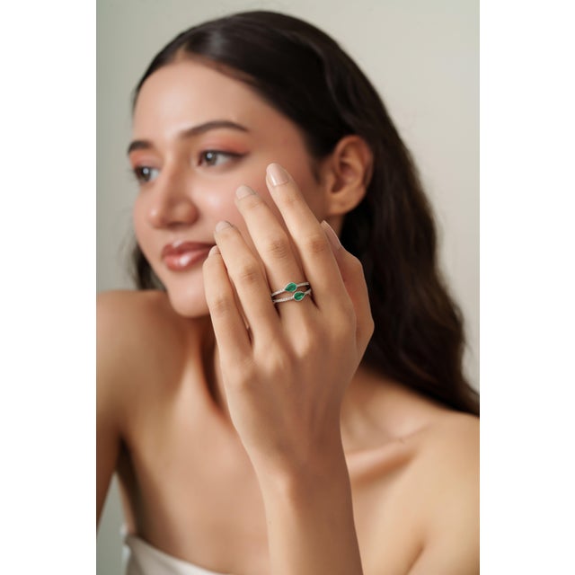Contemporary 14k White Gold Double Band Ring With Pear Shape Natural Emeralds & Diamonds Size 5.5 For Sale - Image 3 of 15