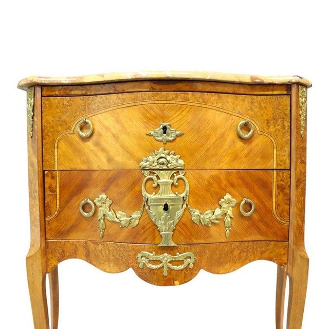 1930s French Louis XV Style Burl, Satinwood & Ormolu Specimen Top Stand Circa 1930 For Sale - Image 5 of 15
