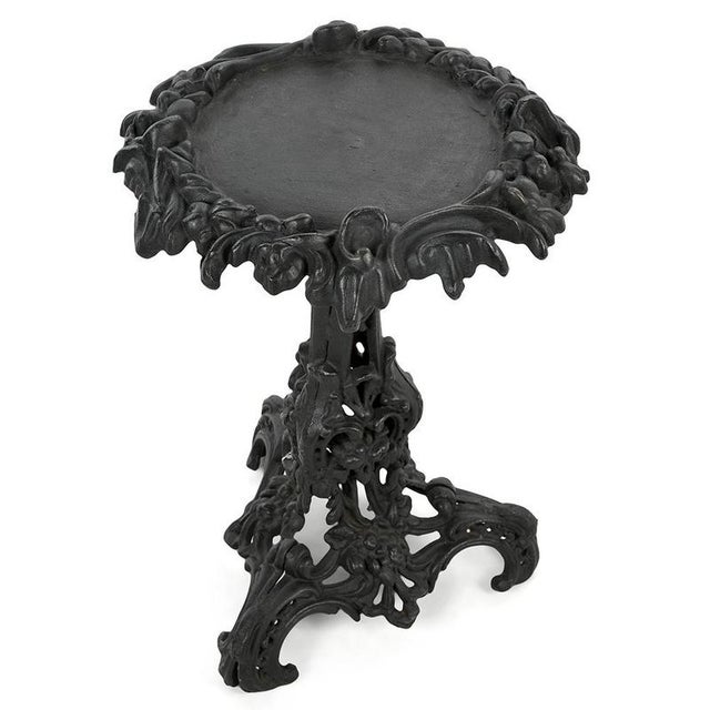 This cast iron harness bears witness to artisanal know-how inherited from the past, combining ornamental delicacy and...