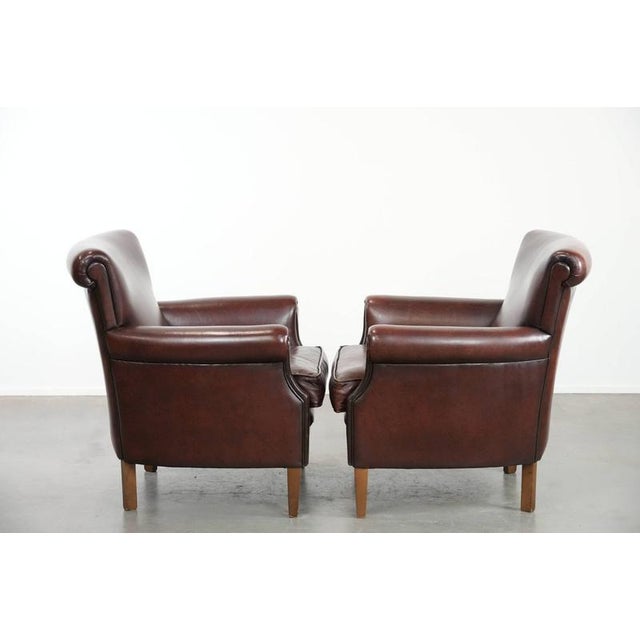 Offered is this set of two luxurious sheepskin armchairs with a timeless look and beautiful dark colors. This luxurious...