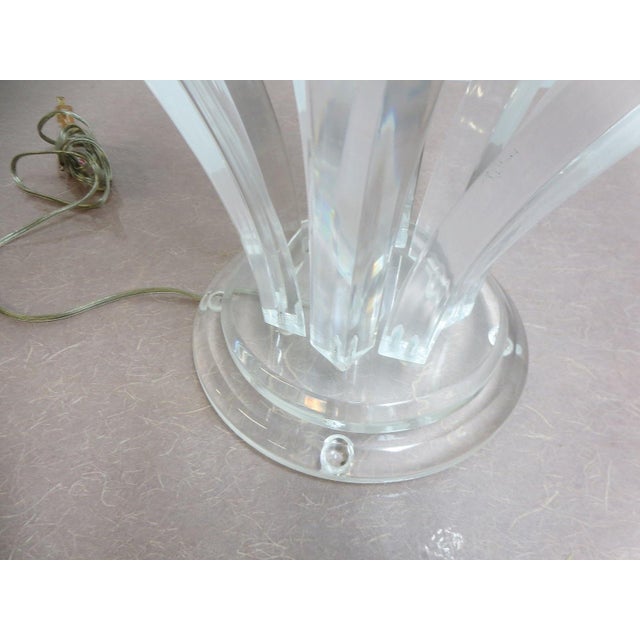 Mid-Century Lucite Ribbed Table Lamp For Sale - Image 4 of 7