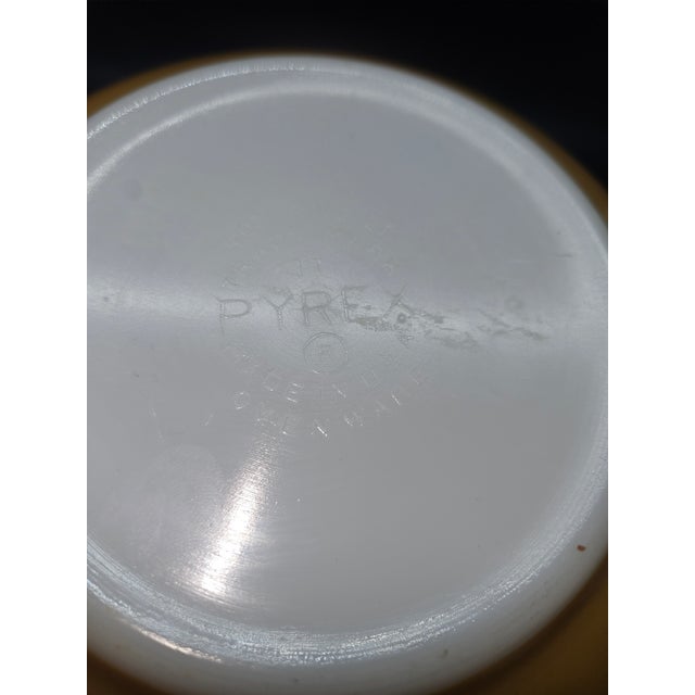 Pyrex #403 Pyrex Butterfly Gold 2 1/2 Qt. Mixing Nesting Bowl 1972-1978 For Sale - Image 4 of 4