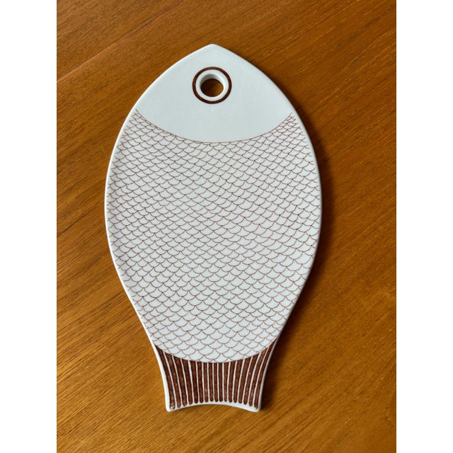 Arabia 1960s Kaarina Aho Mid Century Modern Ceramic Fish Plate for Arabia of Finland For Sale - Image 4 of 8