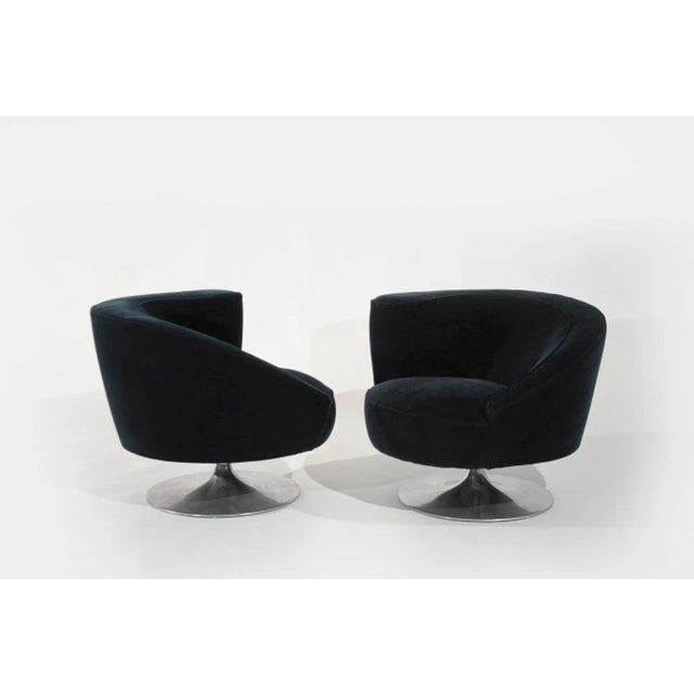 Mid-Century Modern Set of Corkscrew Swivel Lounge Chairs by Vladimir Kagan in Mohair. C. 1970s For Sale - Image 3 of 11