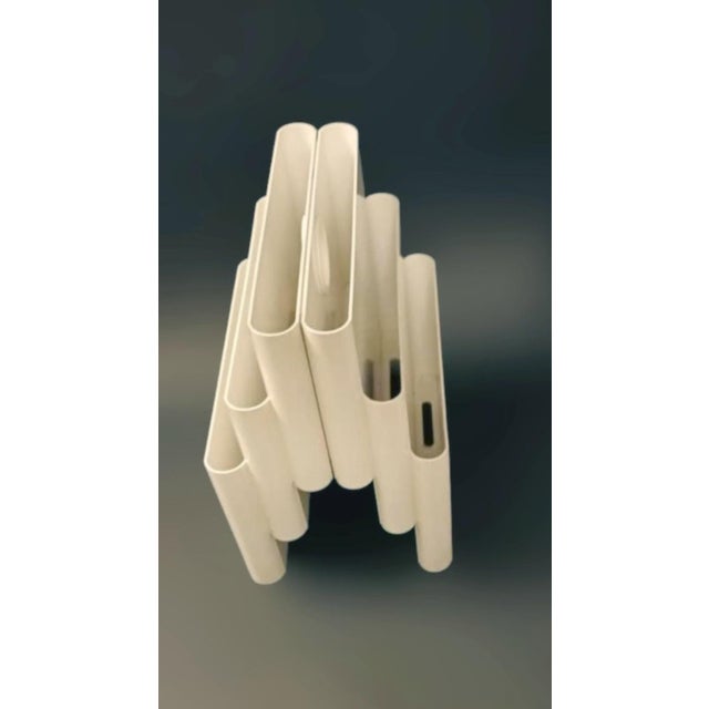 Mid-Century Modern 1970s Italian White Magazine Rack by Kartell For Sale - Image 3 of 7