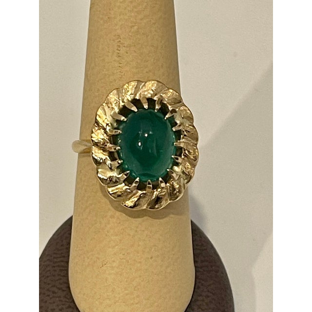 Late 20th Century 4.5 Carat Oval Emerald Cabochon 14 Karat Yellow Gold Cocktail Ring Vintage For Sale - Image 5 of 18