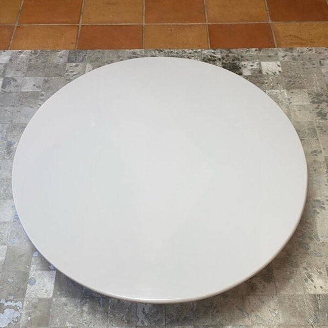 Sismic coffee table by Cédric Ragot for Roche Bobois. A magnificent gray table with a lacquered polyester resin base and a...