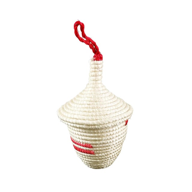 The Tutsi Tight Weave Basket with Lid from Rwanda epitomizes the artistry and tradition of the Tutsi community's weaving...