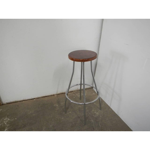 The seat has a diameter of 30 cm