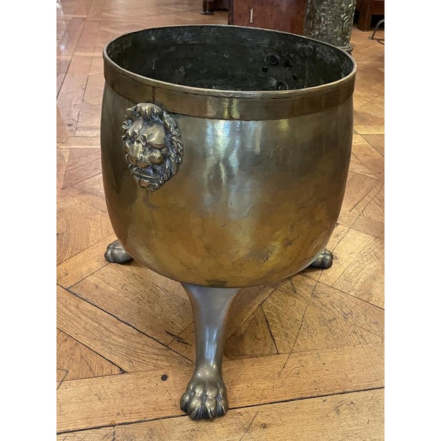 Elegant 19th century English coal bucket in brass Very beautiful coal bucket decorated with lion heads and resting on a...