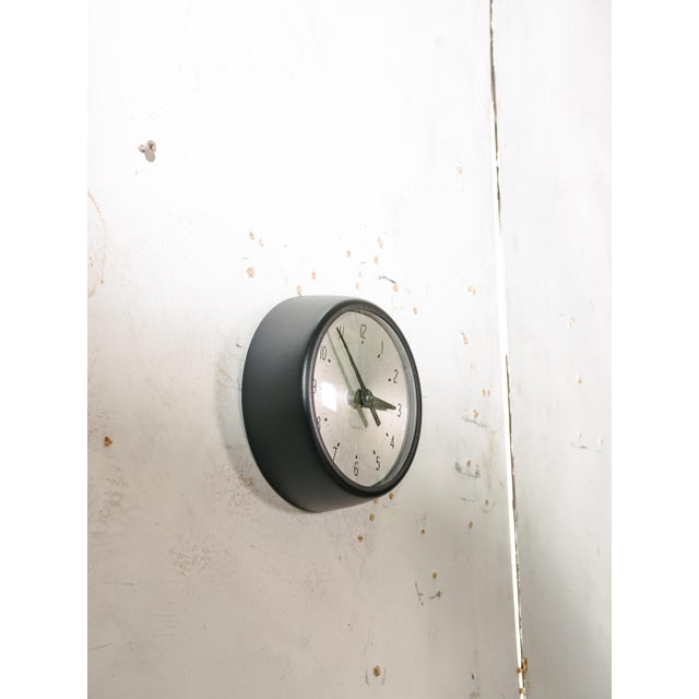 Small Mid-Century Satin Black GPO Slave Clock from Magneta, England, 1950s For Sale - Image 9 of 10