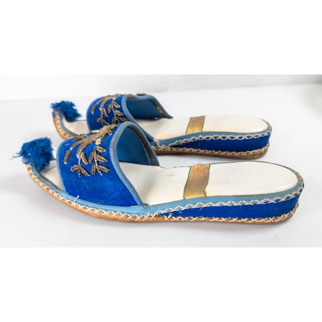 19th Century Pair of Turkish Khussa Mojari Slipper Shoes in Blue Velvet For Sale - Image 4 of 10