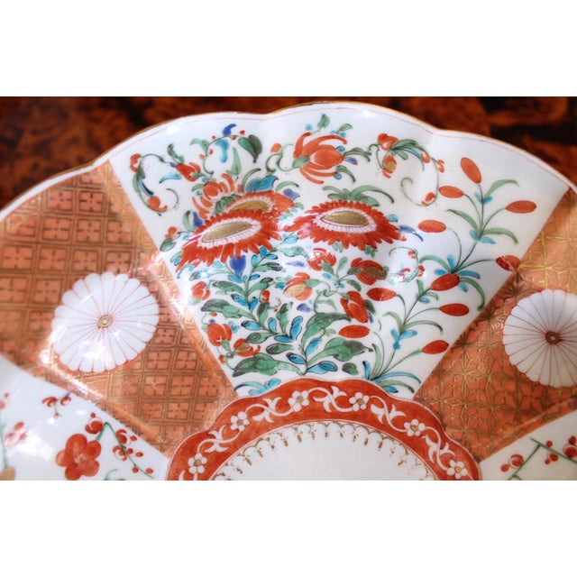 English Worcester 'Old Scarlet Japan' Pattern Scalloped Edge Dish, 18th Century For Sale - Image 10 of 12