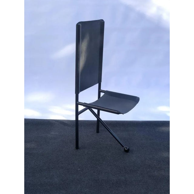 Suite 6 tripod black grained leather chairs and black tubular metal. They date from 1970.