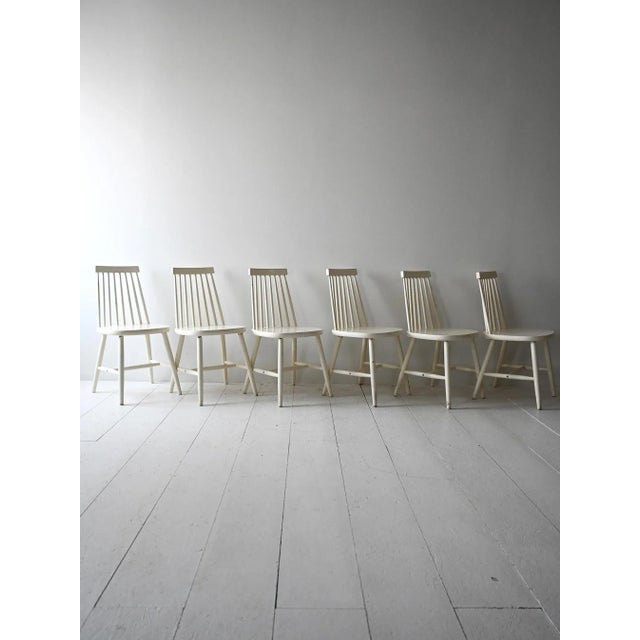 Six vintage Scandinavian Pinstolar chairs. Frame in turned wood, painted white, backrest with pegs. Clean lines and...