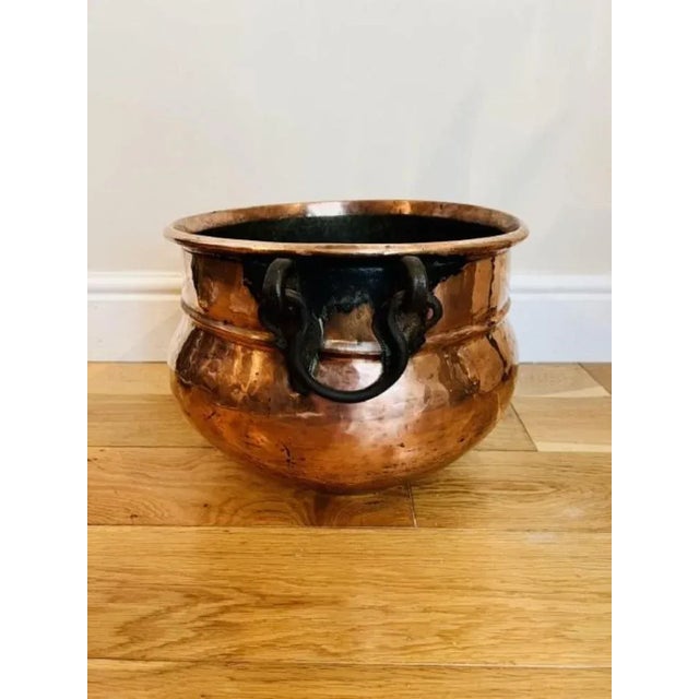 Large antique George III quality copper pot having the original iron swing handles to both sides with a quality shaped...