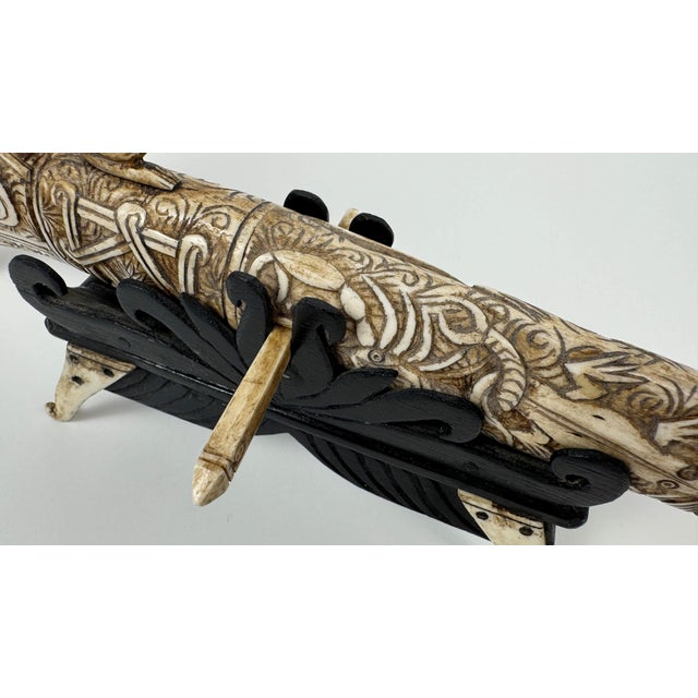 Early 20th Century Batak Carved Medicine Horn For Sale - Image 11 of 12
