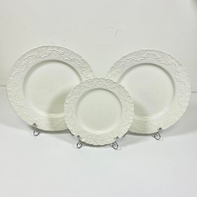 1989 Vintage English Americana Wedgwood for Ralph Lauren Le Blanc Claire Dinnerware - 2 Dinner, 1 Salad Plate For Sale - Image 9 of 10