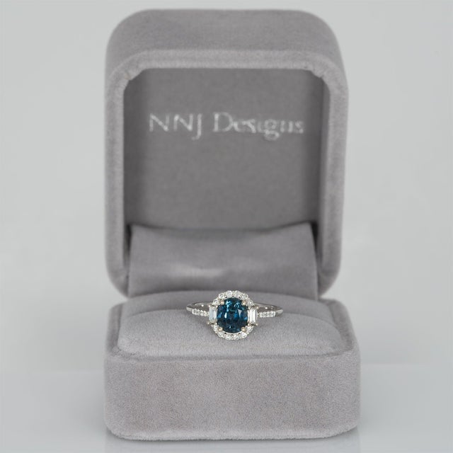 Modern 1.7Ct Teal Sapphire Ring With a Diamond Halo: Solid 14k Gold, Size 6.75 For Sale - Image 3 of 10