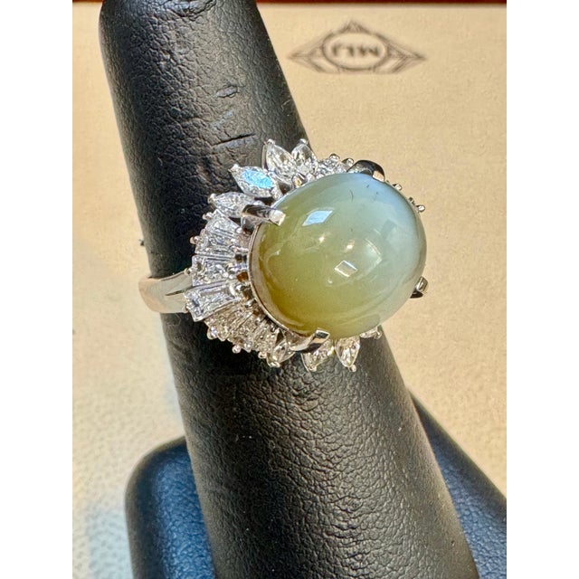 Late 20th Century 11.6 Ct Chrysoberyl Cats Eye Unisex Ring With Marquise Diamond Set in platinum For Sale - Image 5 of 18