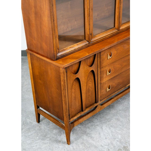 Brown Mid Century Modern Credenza China Cabeint Broyhill Brasilia Display Vintage MCM For Sale - Image 8 of 12