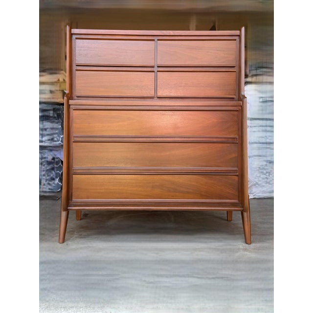 A great looking Mid Century dresser manufactured by the United Furniture Co. Features seven drawers for plenty of storage...