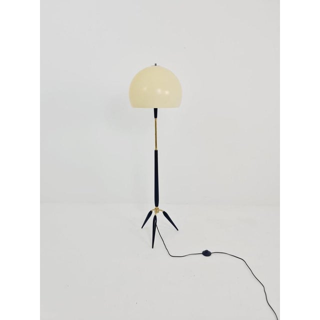 Space Age Italian Tripod Floor Lamp in Metal and Plastic, 1960s For Sale - Image 10 of 11
