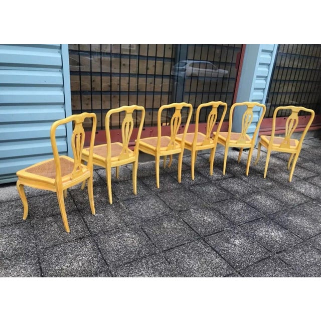 Une suite de six chaises provençales d'esprit louis xv, teintées d'un jaune pâle lumineux qui évoque la douceur du soleil...