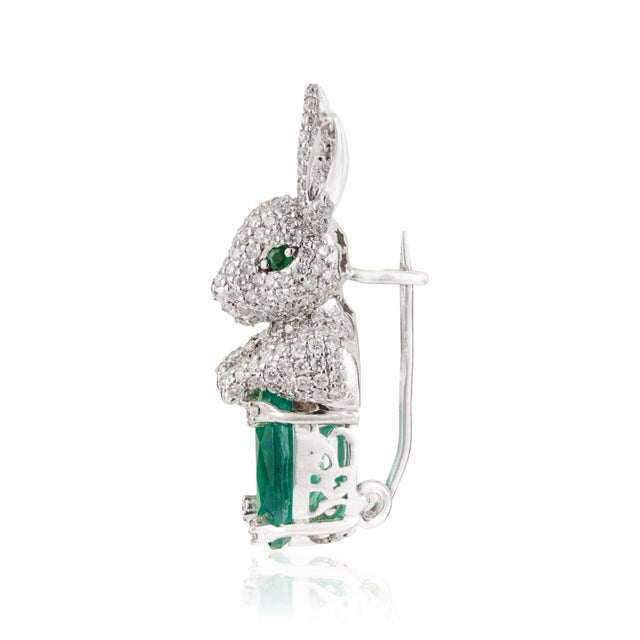 Metal Bunny Brooch Pin With 3.08ct Emerald & 1.11ct Pave Diamonds in 14k White Gold For Sale - Image 7 of 13