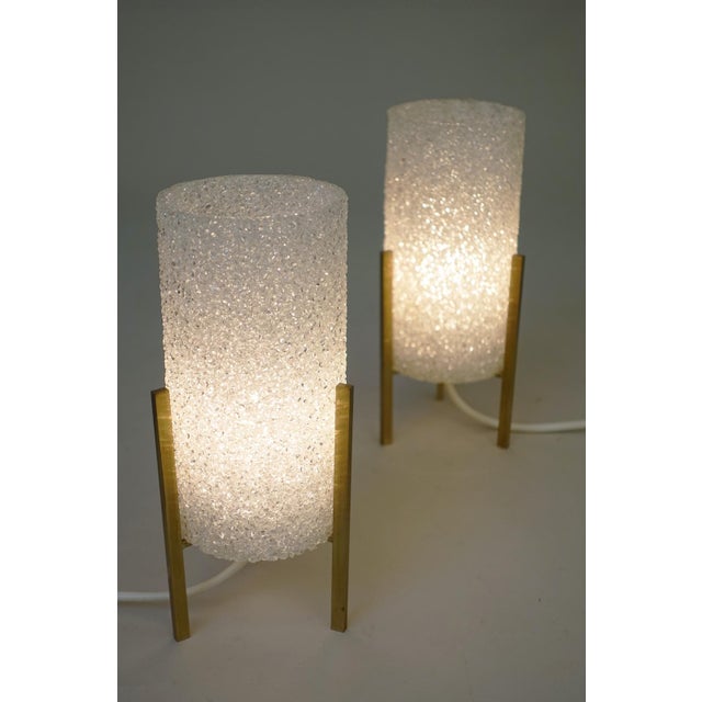 Italian Pair of Italian Modern Rock Candy Acrylic Ice Cylinder Brass Table Lamps 1960's Arteluce Style For Sale - Image 3 of 6