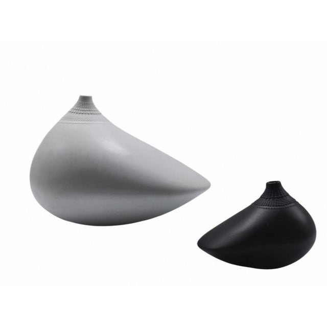 Rosenthal Studio Line Large and Small Pollo Porcelain Vases by Tapio Wirkkala for Rosenthal, 1970s, Set of 2 For Sale - Image 4 of 9