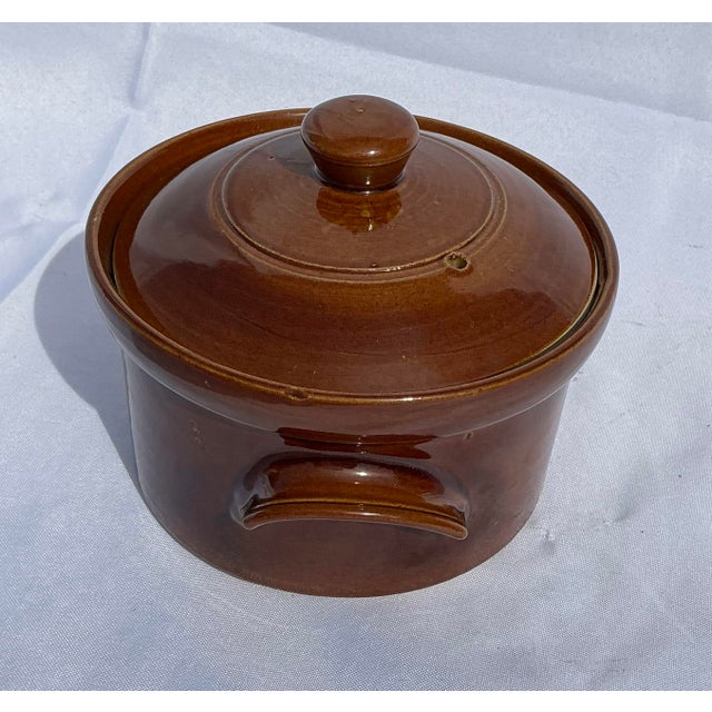 This is a vintage Pearsons of Chesterfield brown glazed stoneware casserole dish from the 1970's. It is made of a high-...