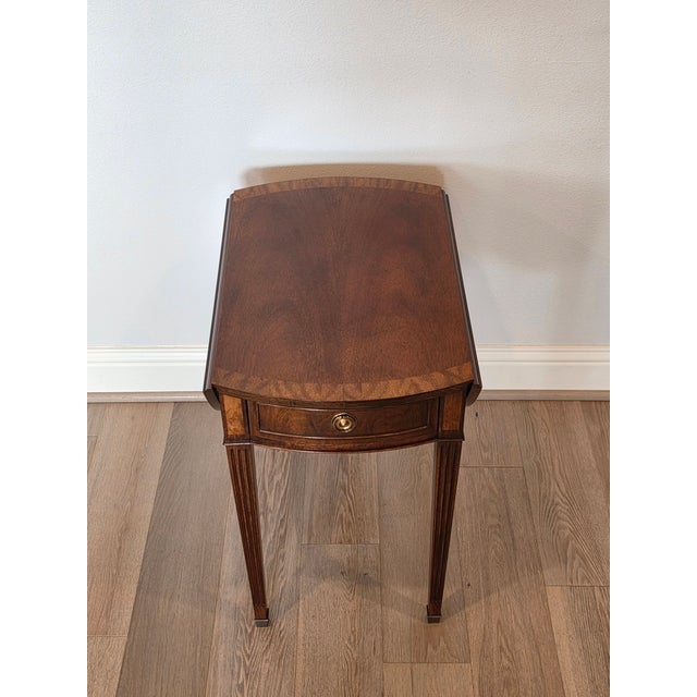 Baker Furniture Company American Federal Style Cross-Banded Matched Mahogany Drop-Leaf Extending Occasional Table Signed Baker Furniture For Sale - Image 4 of 17