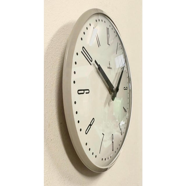 1970s Industrial Factory Grey Wall Clock from Siemens, 1970s For Sale - Image 5 of 17